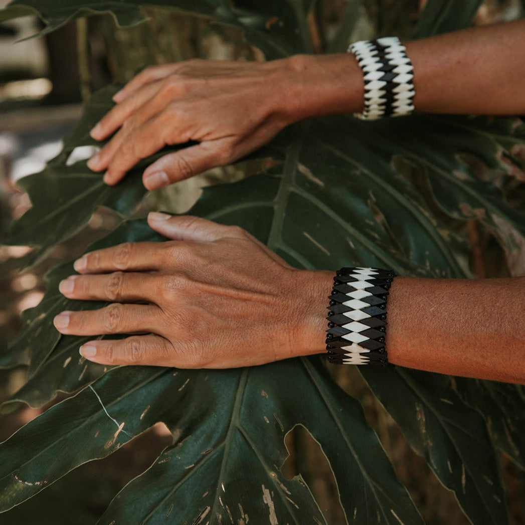 Pulseira Indígena de Madeira Itapicuru Branca e Preta Povo Xakriabá